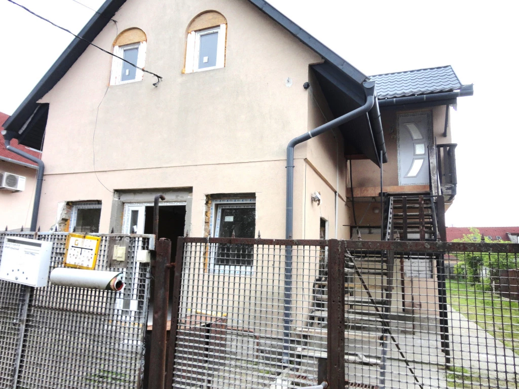 Fót, Béke utca, 140 m²-es, 2 generációs, családi ház, 6 szobás
