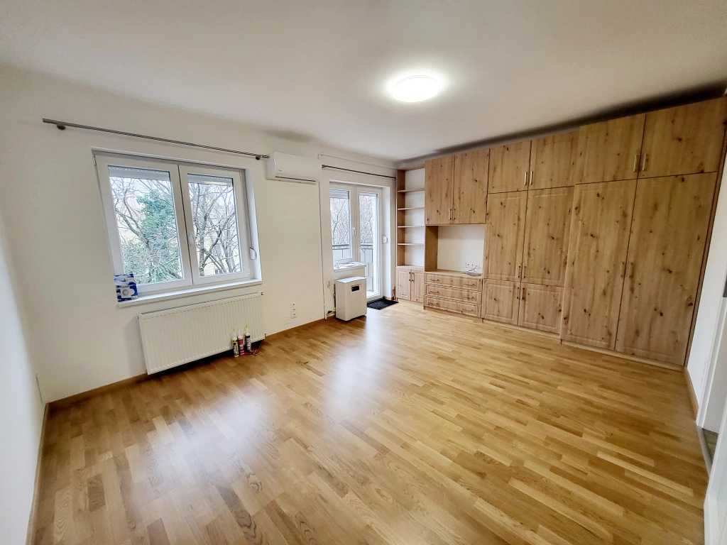 XI. Kerület, Feneketlen tó környéki út, 28 m²-es, 2. emeleti, társasházi lakás