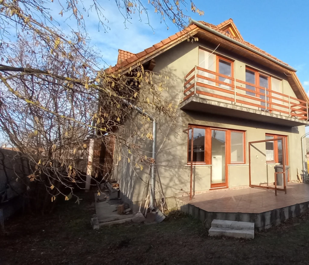 Dunakeszi, Révdűlő, 114 m²-es, 2 generációs, ikerház, 5 szobás