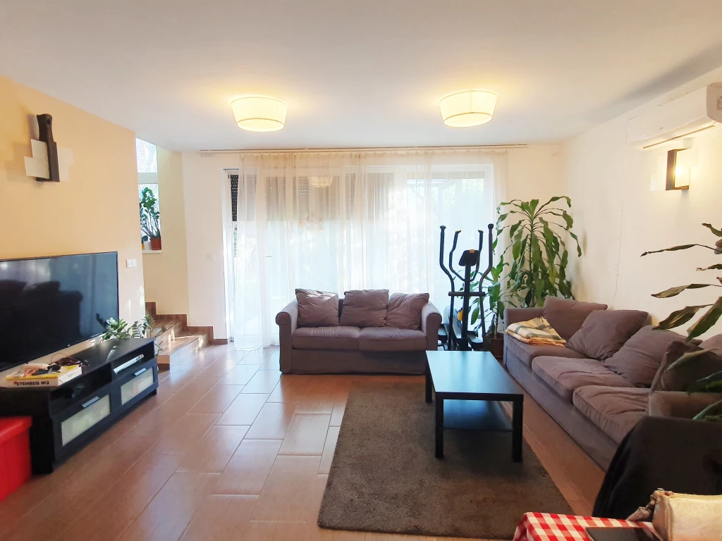 XVII. Kerület, Rákoshegy csendes utca, 124 m²-es, földszinti, társasházi lakás