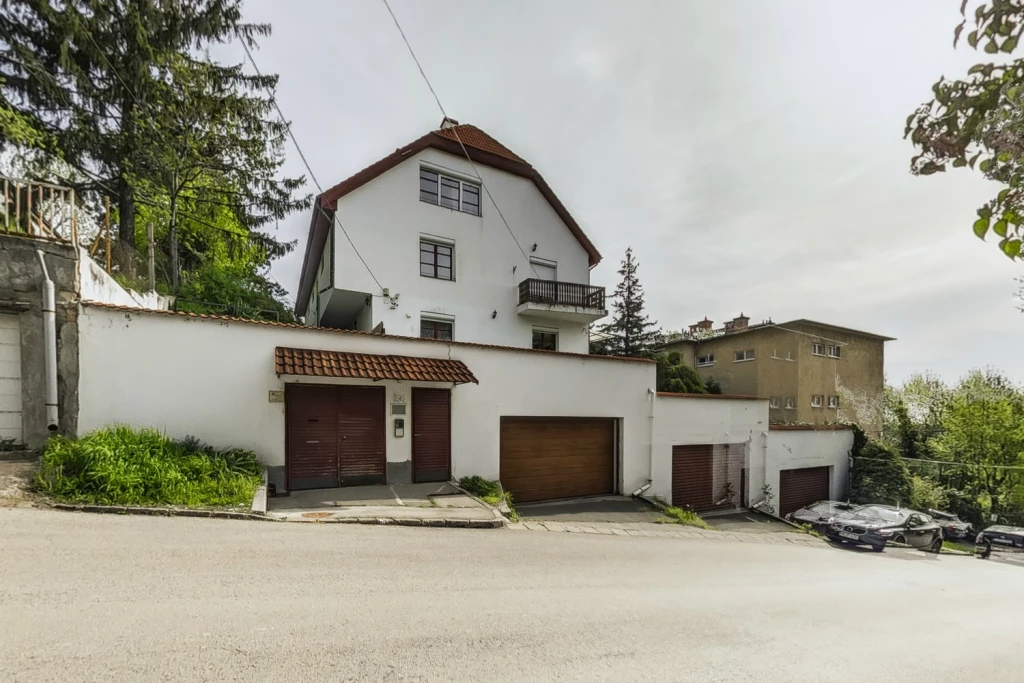 II. kerület, alvinci utca, 268 m²-es, sorház, átlagos állapotú