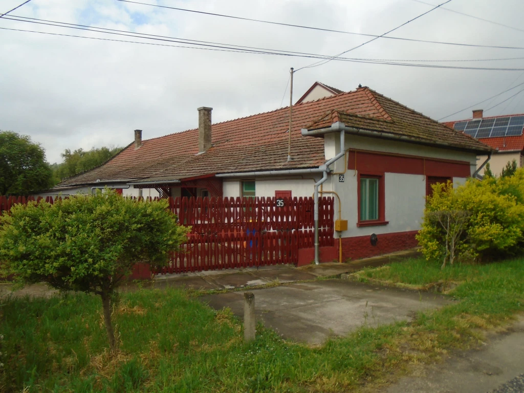 Tiszakécske, Vásár utca, 140 m²-es, családi ház, 4 szobás, átlagos állapotú