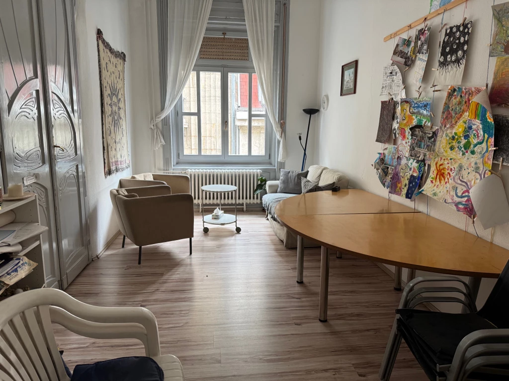 V. Kerület, Kossuth Lajos utca, 110 m²-es, 3. emeleti, társasházi lakás