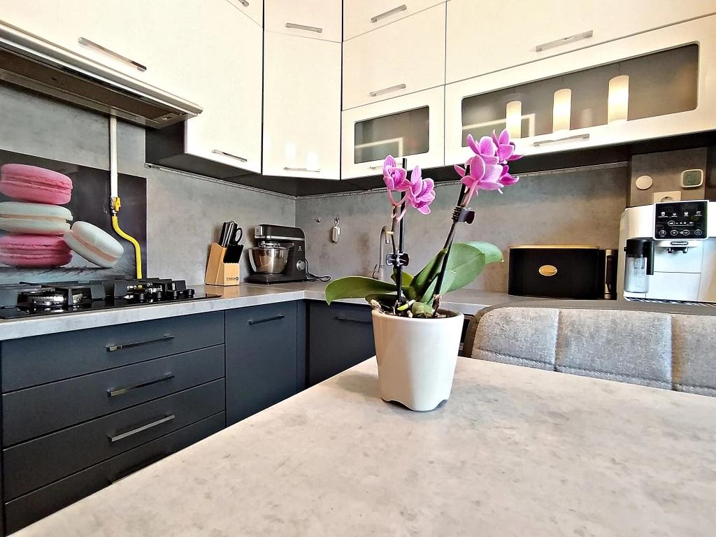 XVII. Kerület, Pesti út, 69 m²-es, 8. emeleti, társasházi lakás
