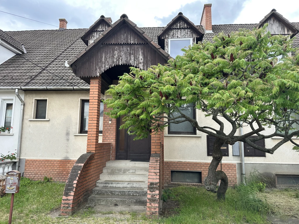 Lajosmizse, Sorház, 142 m²-es, sorház, 4 szobás, átlagos állapotú