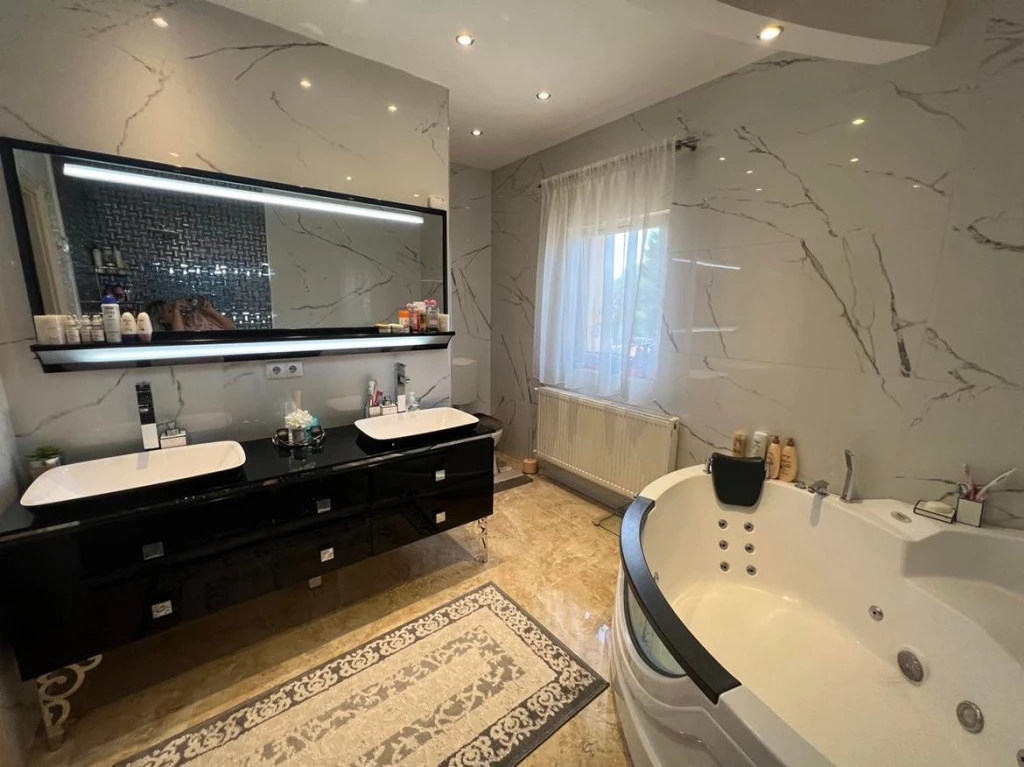 XVI. Kerület, Budapes út, 138 m²-es, családi ház, 4 szobás, felújított / újszerű állapotú