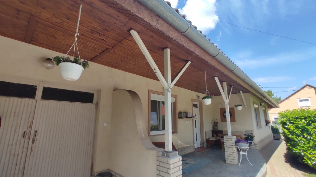 Dunaújváros, Jókai Mór utca, 155 m²-es, 2 generációs, családi ház
