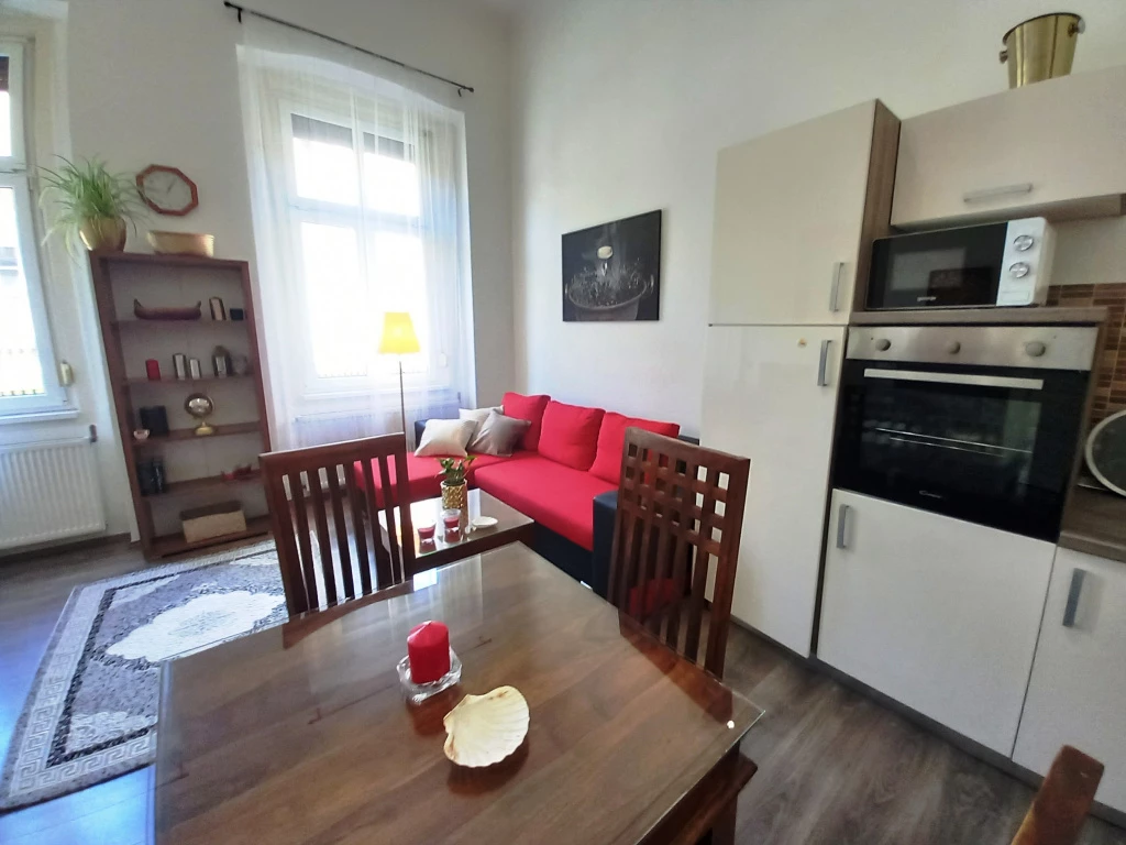 VII. Kerület, Péterfy Sándor utca, 57 m²-es, 1. emeleti, társasházi lakás