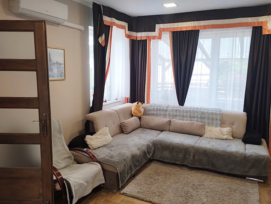 Érd, Vihorlát utca közelében utca, 240 m²-es, 2 generációs, családi ház