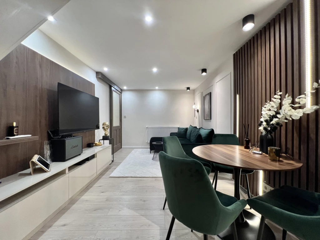 VI. Kerület, Andrássy út vonzásában LUXUSLAKÁS !, 60 m²-es, földszinti, társasházi lakás
