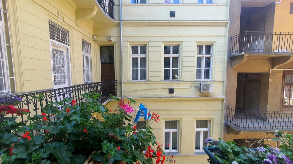 VI. Kerület, Nagymező utca, 41 m²-es, 2. emeleti, társasházi lakás
