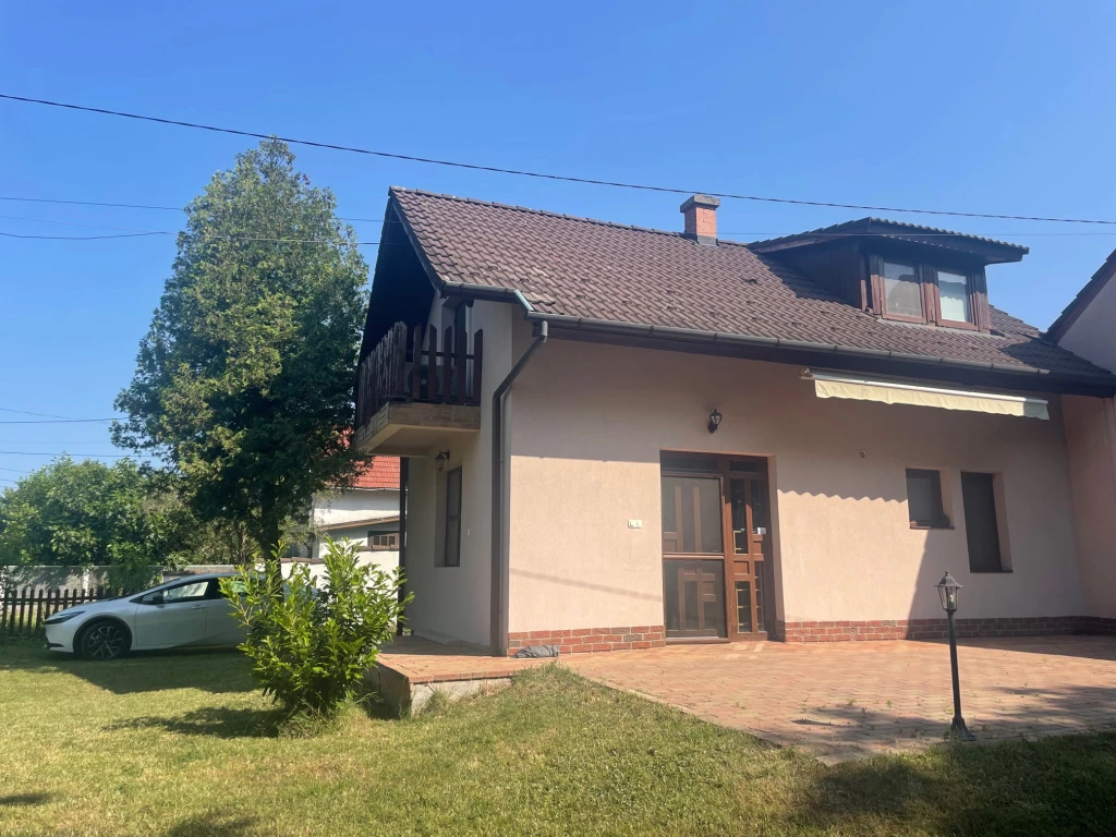 Agárd, Színes utca, 75 m²-es, családi ház, 3+1 félszobás, felújított / újszerű állapotú