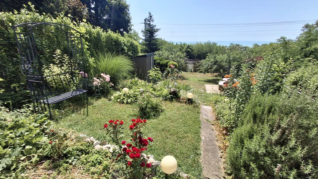 Balatonkenese, Panorámás utca, 115 m²-es, ikerház, 5 szobás