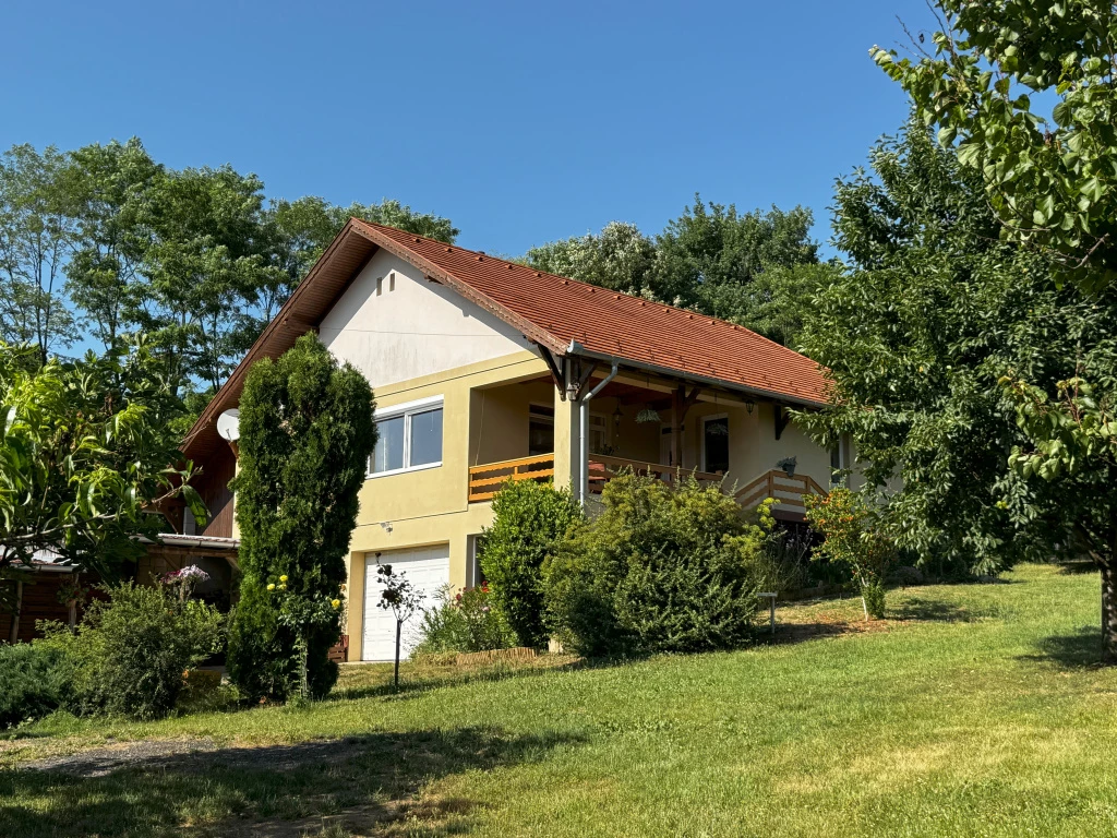 Zalacsány, Örvényeshegy utca, 165 m²-es, 2 generációs, családi ház