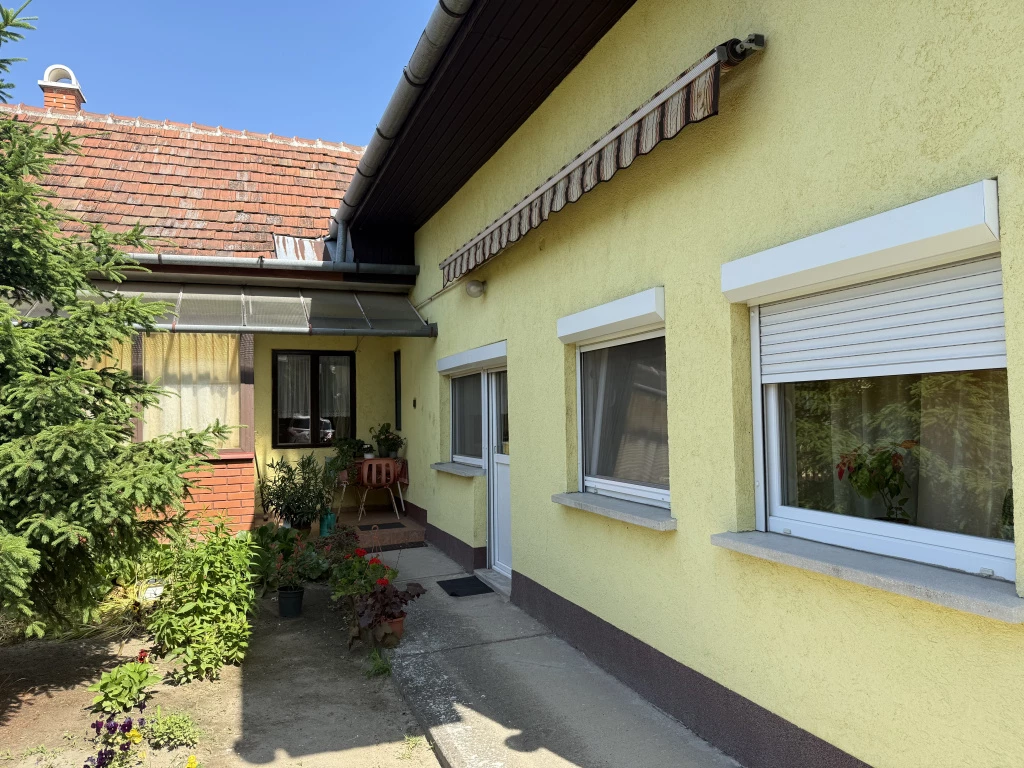 Szigetszentmiklós, Arpad  utchoz közel utca, 141 m²-es, 2 generációs, családi ház