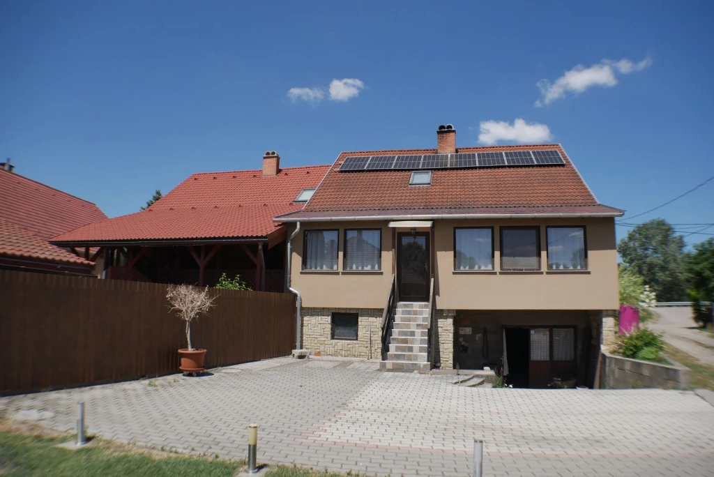 Dömsöd, Fő utca utca, 140 m²-es, ikerház, 4 szobás, felújított / újszerű állapotú