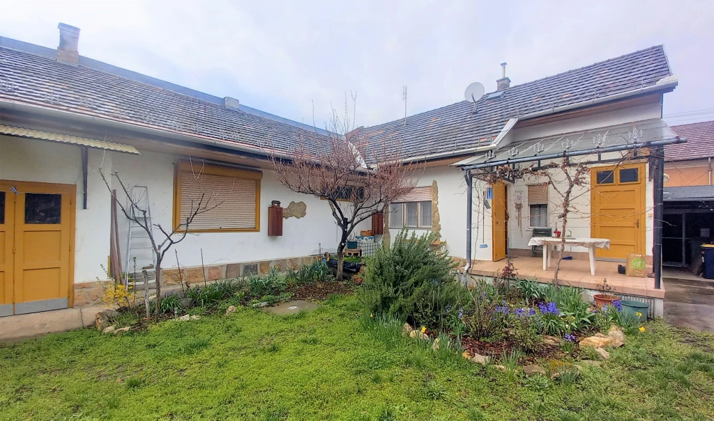 IV. Kerület, Kertváros, 95 m²-es, családi ház, 3 szobás, jó állapotú