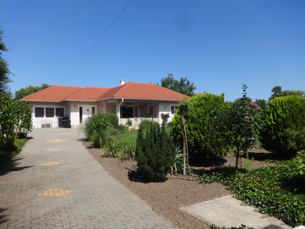 Tiszakécske, Bem utca, 100 m²-es, családi ház, 3 szobás, extrán felszerelt állapotú