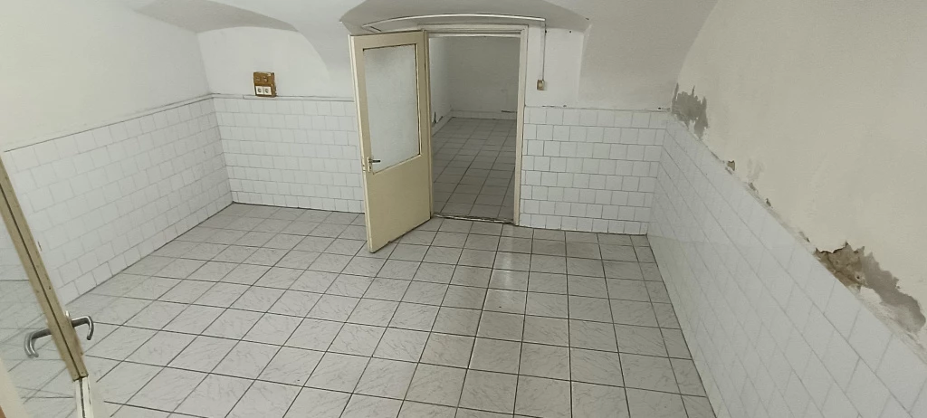 VI. Kerület, Szondi utca, 43 m²-es, szuterén, társasházi lakás