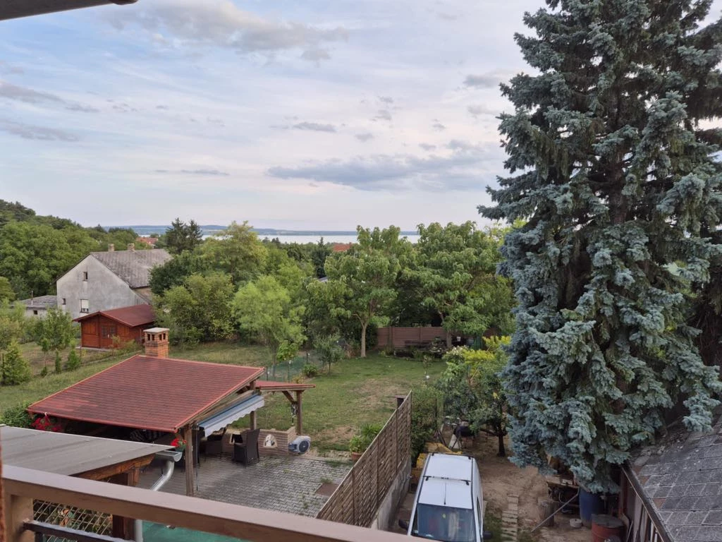 Vonyarcvashegy, Fenyő utca, 80 m²-es, ikerház, 4 szobás, átlagos állapotú