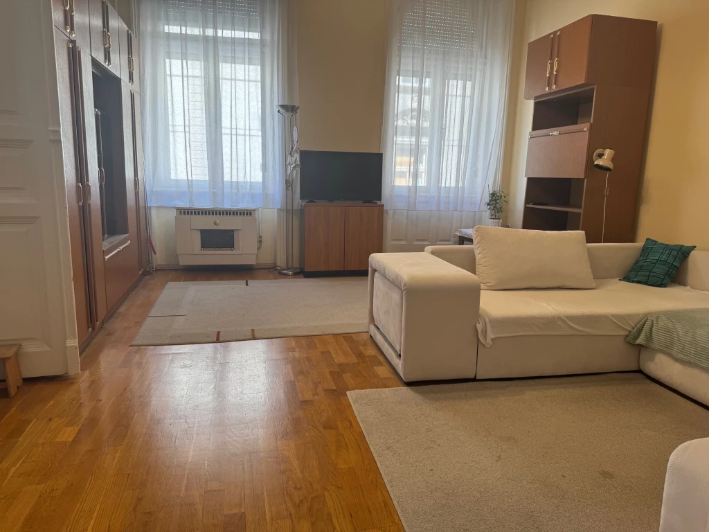 VI. Kerület, Andrássy út közeli, 104 m²-es, 2. emeleti, társasházi lakás