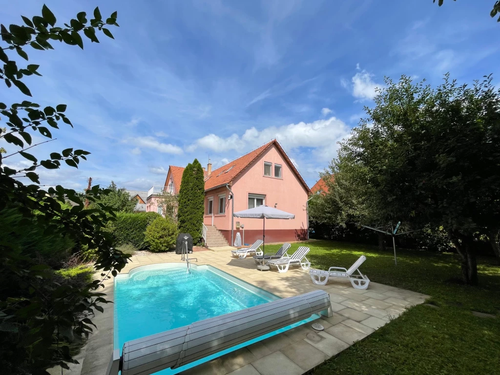 Dunakeszi, Gizella utca, 203 m²-es, családi ház, 6 szobás, felújított / újszerű állapotú