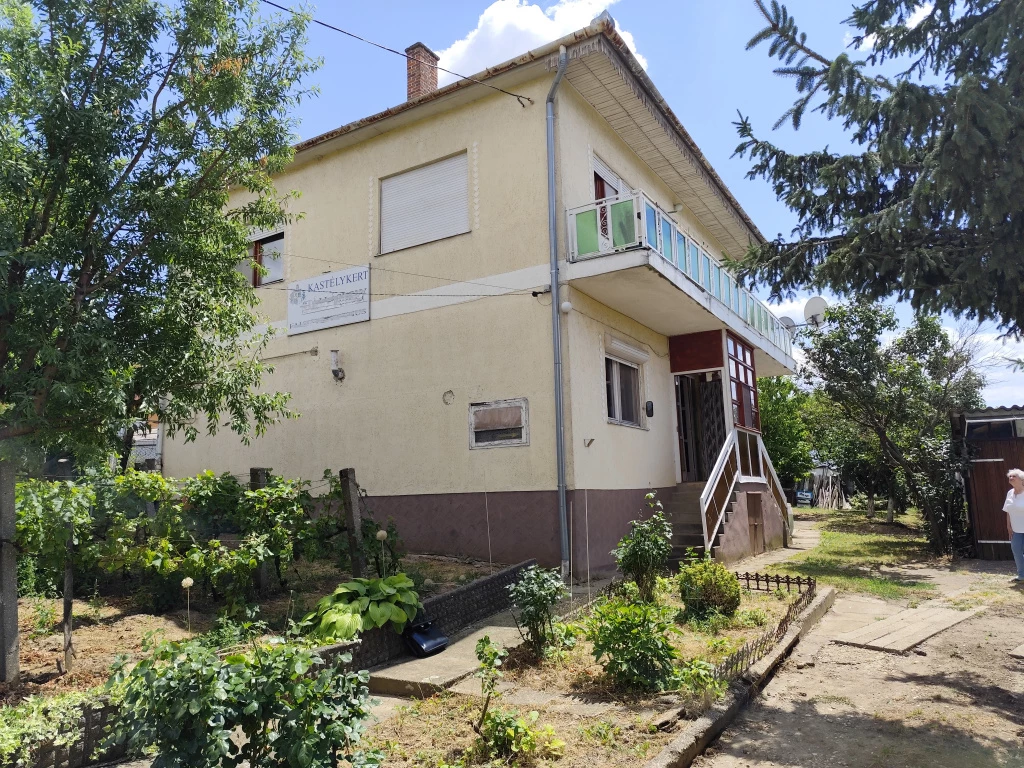 Ecséd, Táncsics Mihály utca, 130 m²-es, 2 generációs, családi ház