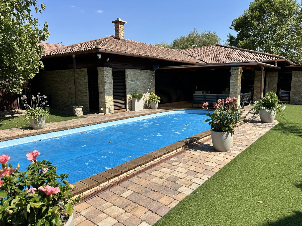 Vecsés, Szép környezet, 230 m²-es, családi ház, 4 szobás, extrán felszerelt állapotú