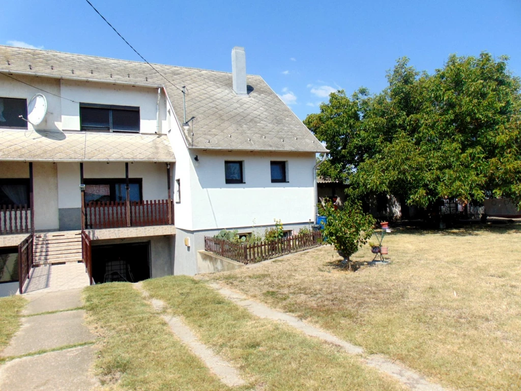 Dinnyés, Vörösmarty utca, 108 m²-es, ikerház, 2+2 szobás, jó állapotú