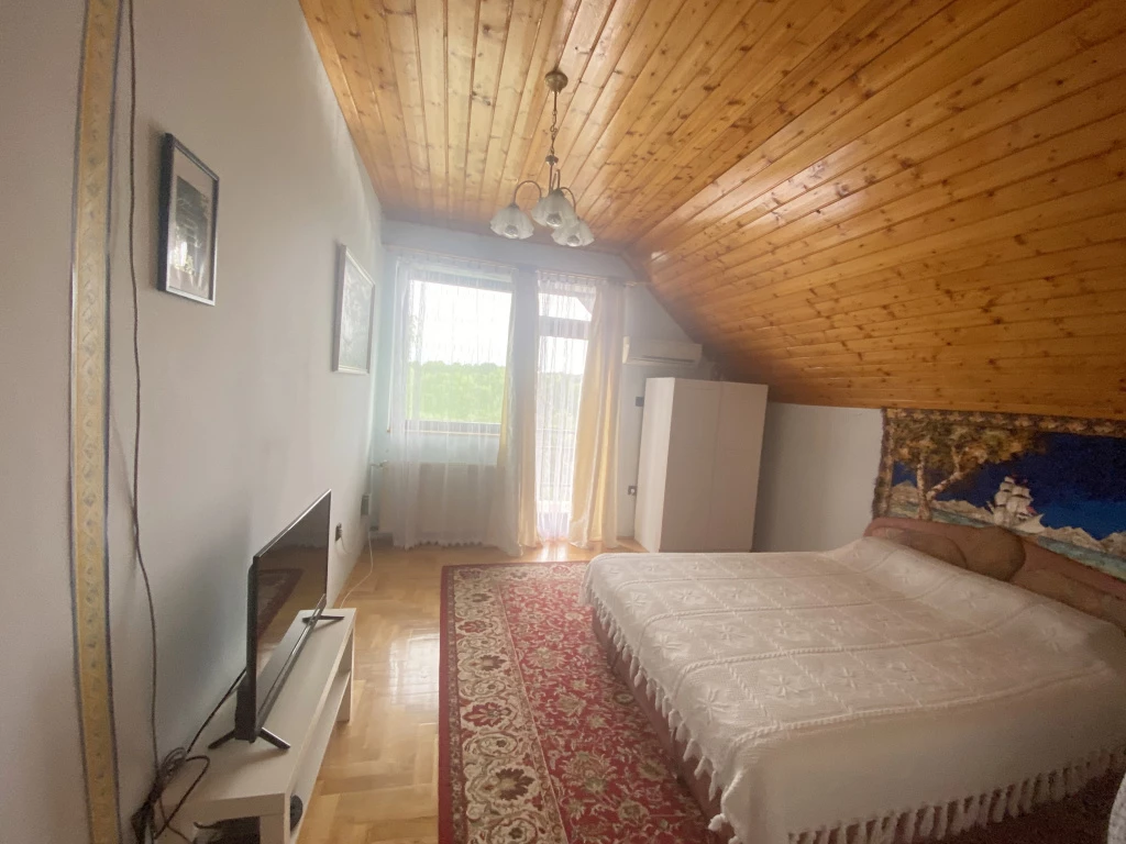 Csömör, Árpád utca, 324 m²-es, 2 generációs, családi ház, 7 szobás