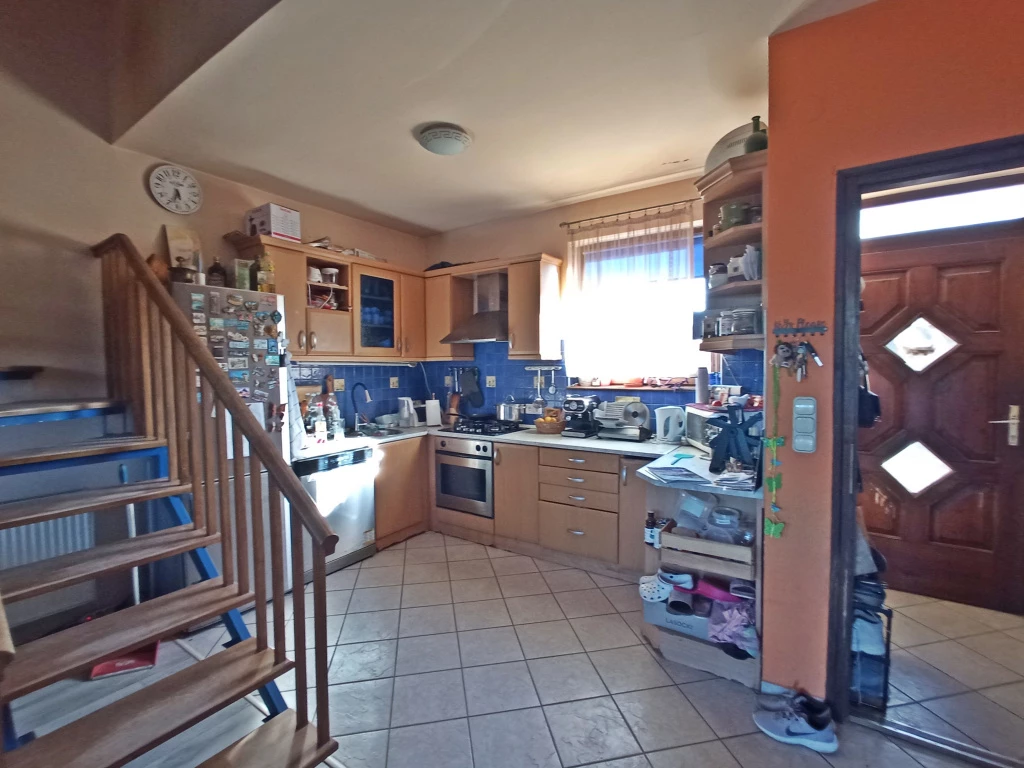 Kistarcsa, Hollandia lakótelep, 88 m²-es, sorház, 3+1 szobás