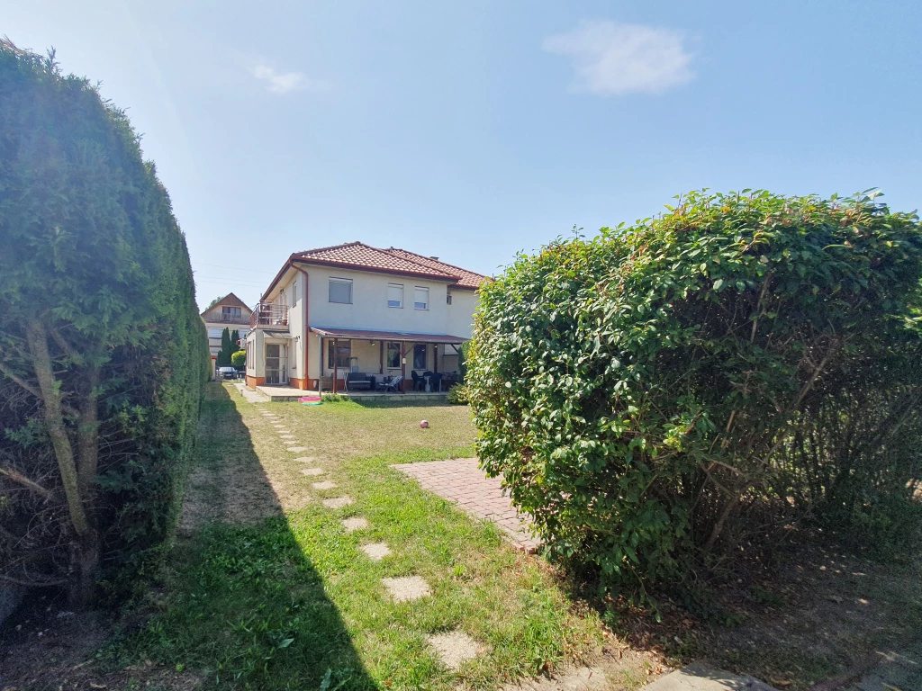 Kistarcsa, Zsófialigeti HÉV megálló közeli utca, 78 m²-es, társasházi lakás