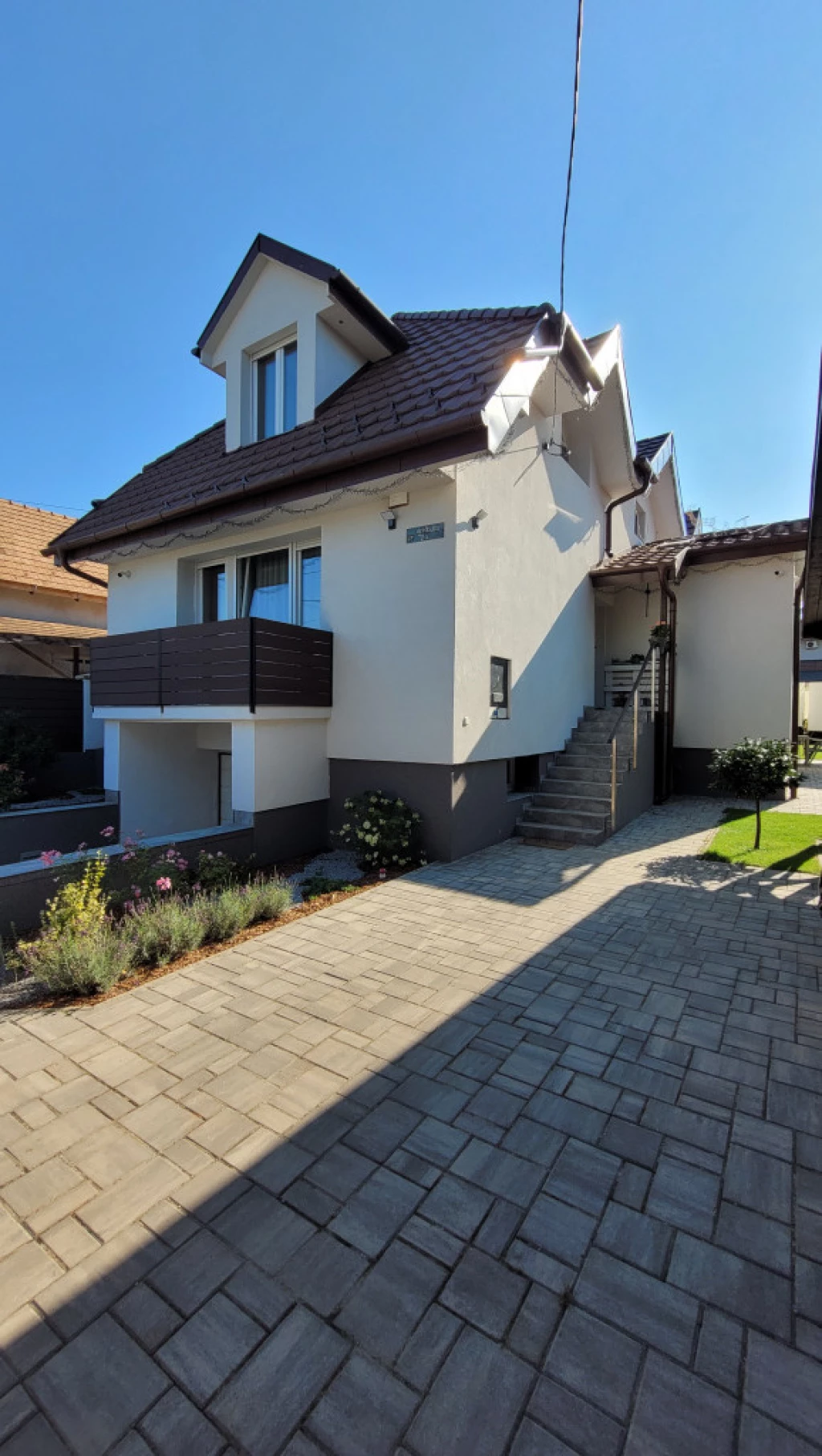 Dunakeszi, Tóváros, 210 m²-es, családi ház, 5 szobás, felújított / újszerű állapotú