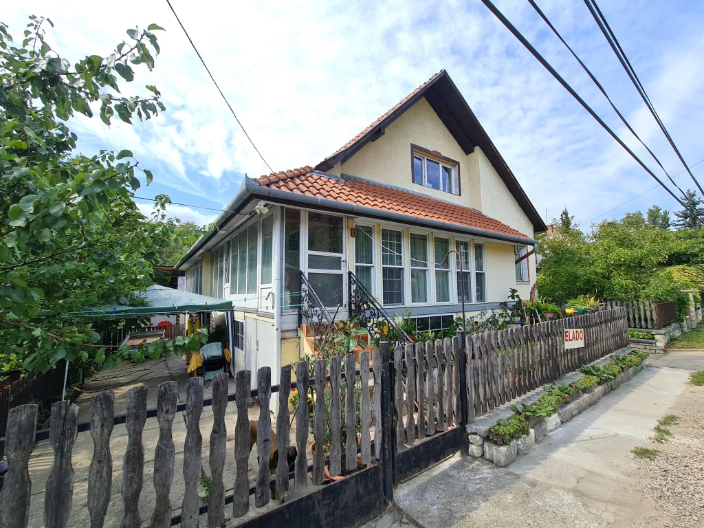 Sóskút, Mártírok útja, 152 m²-es, családi ház, 5 szobás, átlagos állapotú