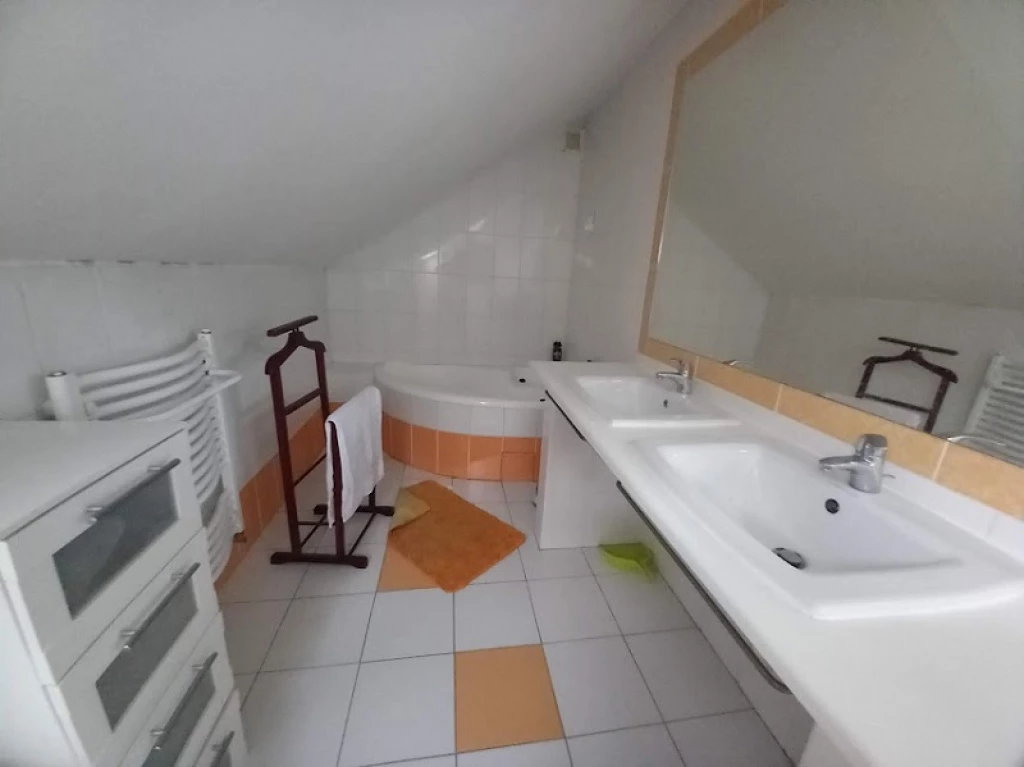 III. Kerület, Botond utca, 150 m²-es, családi ház, 6 szobás