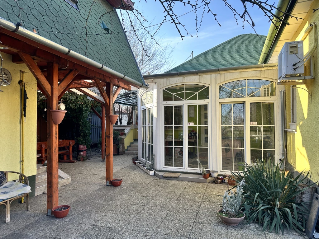 Üllő, Többgenerációs, 220 m²-es, családi ház, 7 szobás, jó állapotú