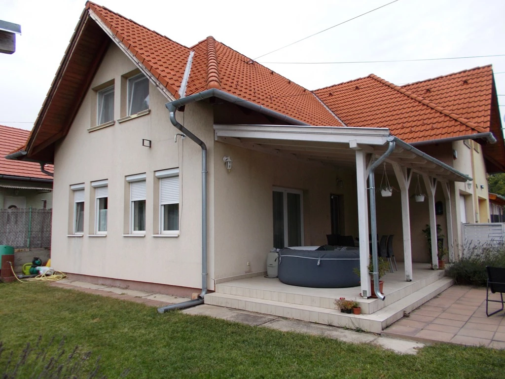 Szigethalom, Mű út közeli, 100 m²-es, ikerház, 4 szobás, jó állapotú