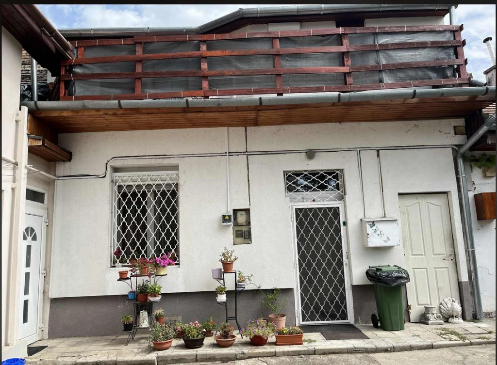 XIX. Kerület, Kossuth Lajos utca, 52 m²-es, házrész, jó állapotú