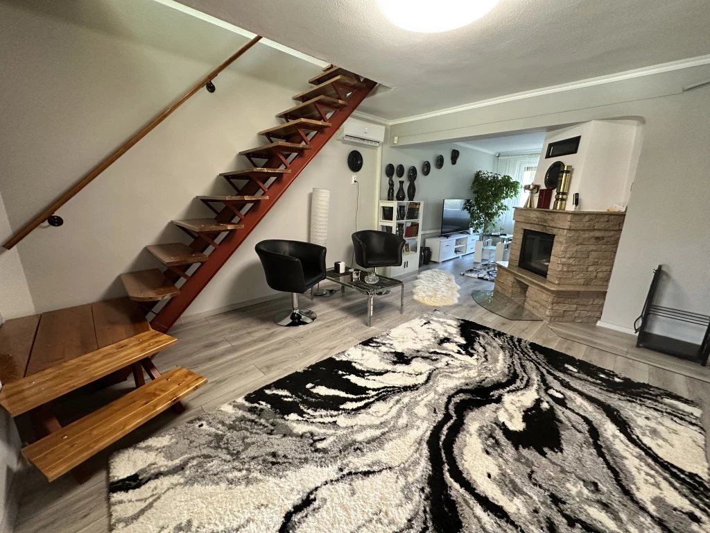 Pilis, Szép, karbantartott ház, 150 m²-es, ikerház, 2 szobás