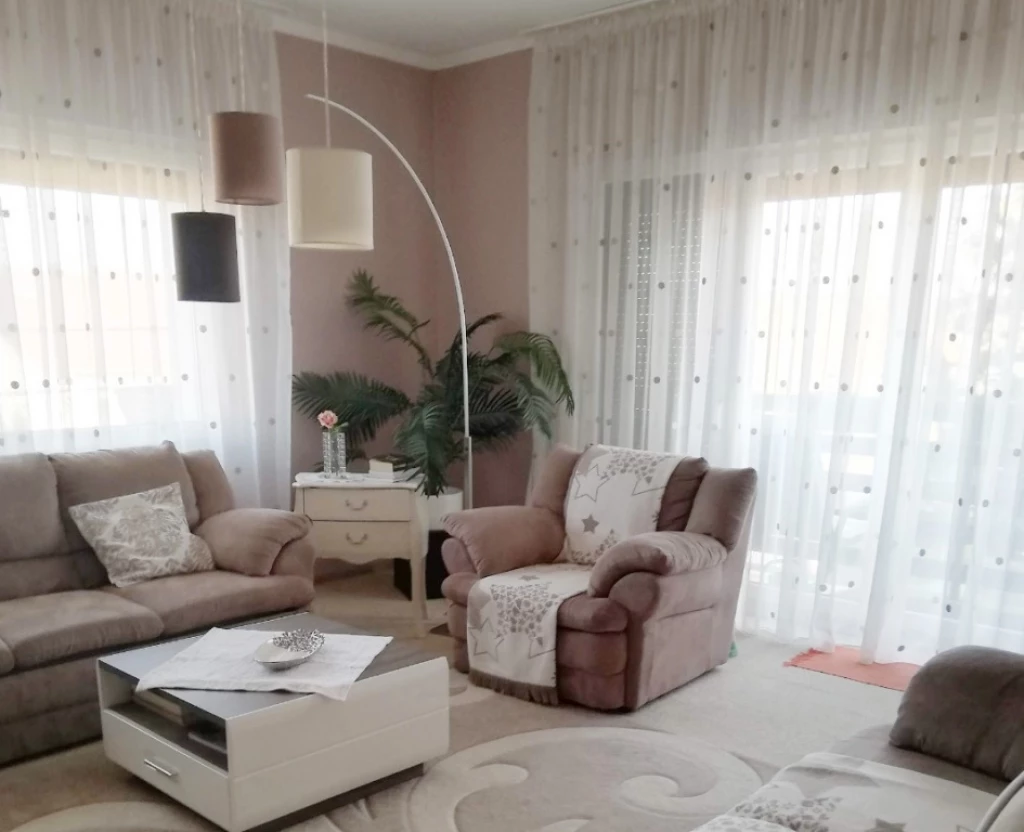 Pécel, Városközpont közeli utca, 210 m²-es, 3 generációs, családi ház