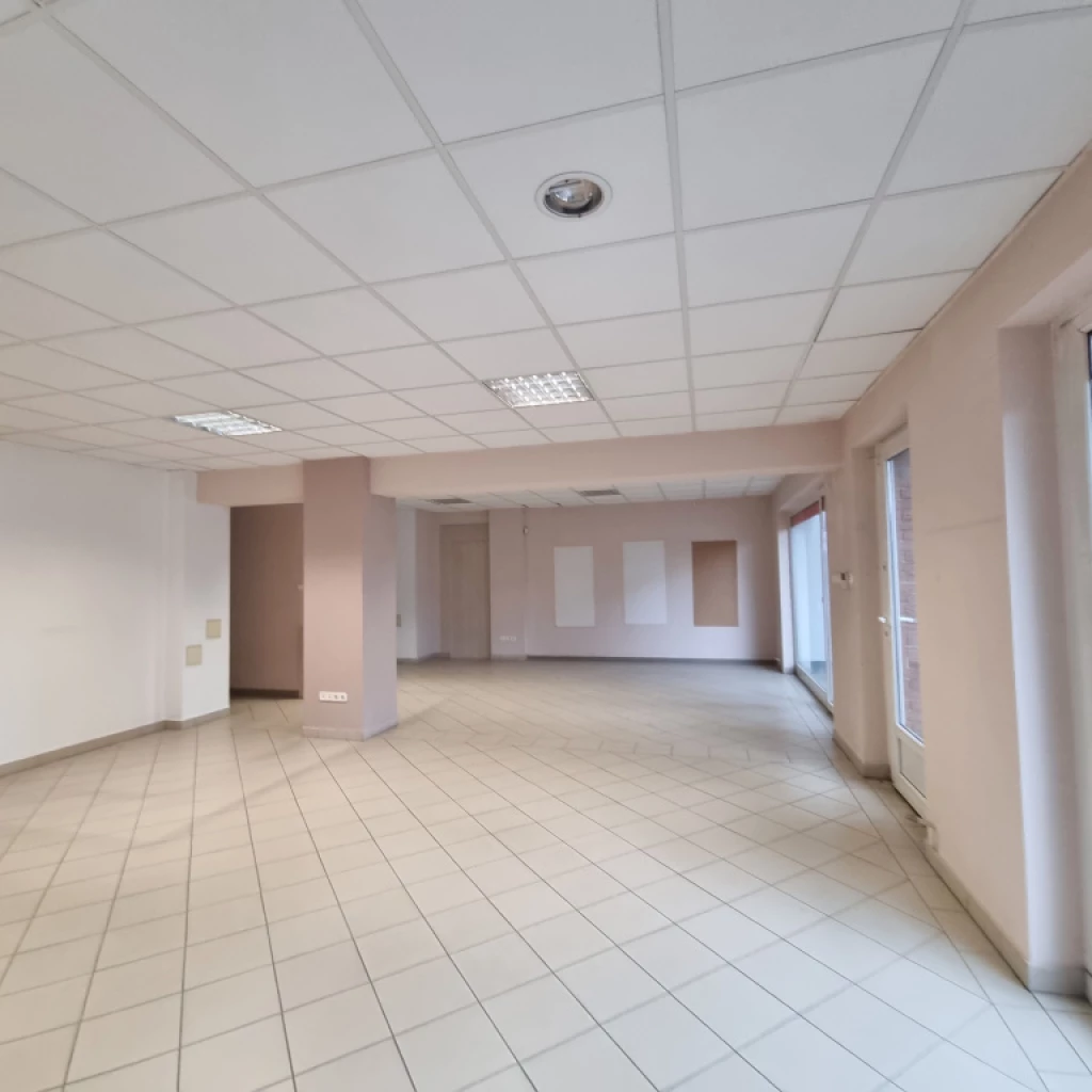 Nyíregyháza, NyírPláza közeli utca, 103 m²-es, üzlethelyiség utcai bejárattal