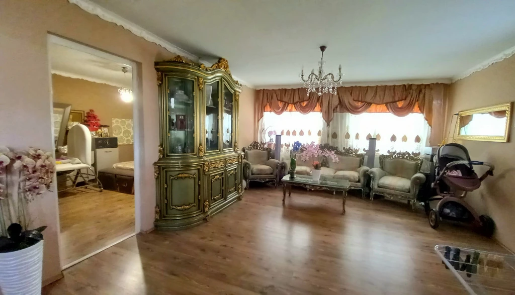 Dunakeszi, Fő út közeli utca, 200 m²-es, 2 generációs, családi ház