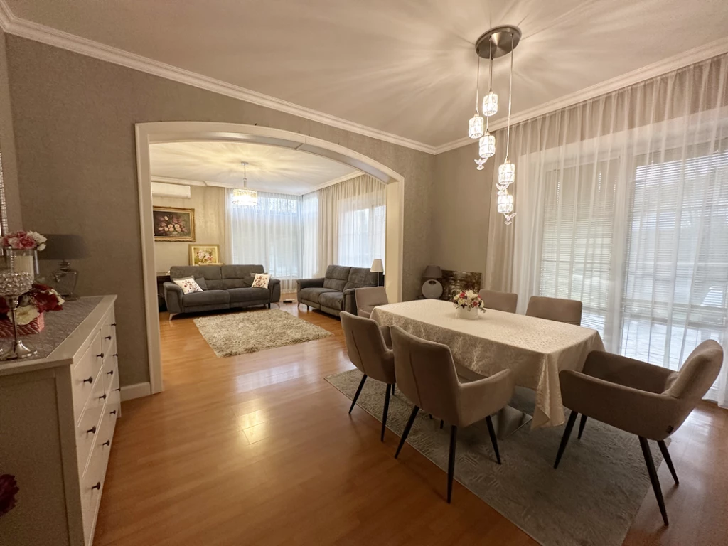 Nagytarcsa, Füzesliget utca, 199 m²-es, ikerház, 6 szobás, extrán felszerelt állapotú