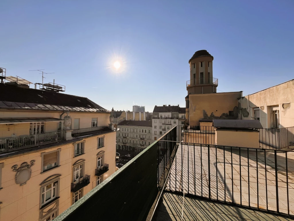 VII. Kerület, Deák tér mellett, 32 m²-es, társasházi lakás, 1 szobás