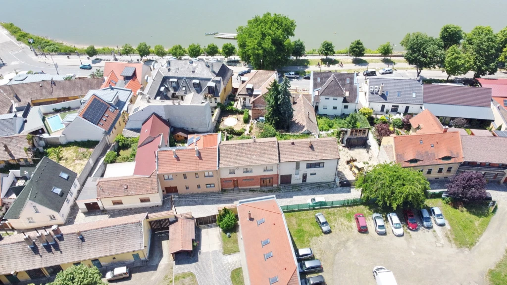 c3-1-name c2-1-name, Vác, Dunapart közeli