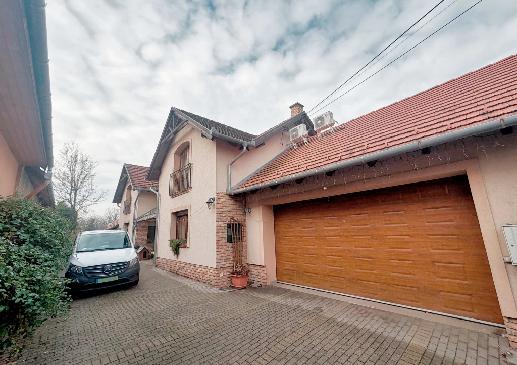 Gödöllő, Röges utca, 325 m²-es, családi ház, 5 szobás, felújított / újszerű állapotú