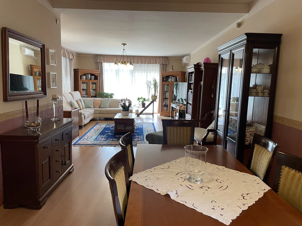 Gödöllő, Röges utca, 325 m²-es, családi ház, 5 szobás, felújított / újszerű állapotú