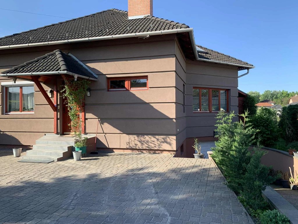 Szigetszentmiklós, Műúthoz közeli utca, 219 m²-es, 2 generációs, családi ház