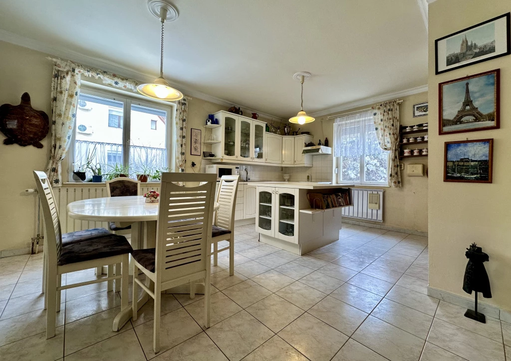 Budakalász, Budakalász, 330 m²-es, 2 generációs, családi ház, 8 szobás
