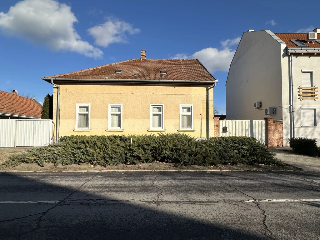 Jászberény, Belvárosban, 120 m²-es, családi ház, 3 szobás, átlagos állapotú